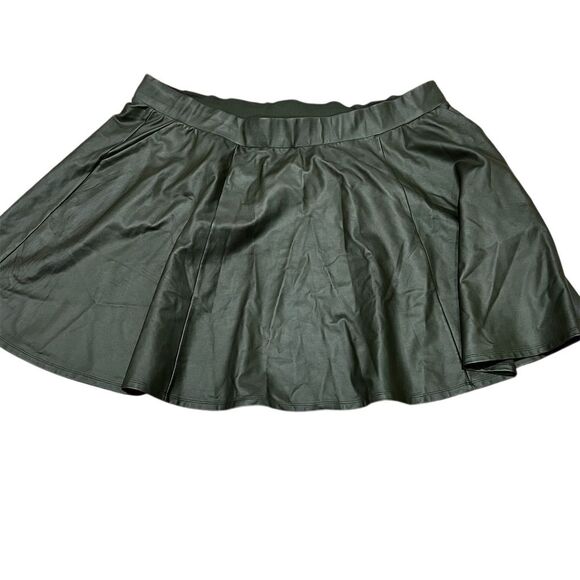 Torrid Women's Size 4 Green Faux Leather Mini Skirt Pleated Casual - Picture 1 of 8